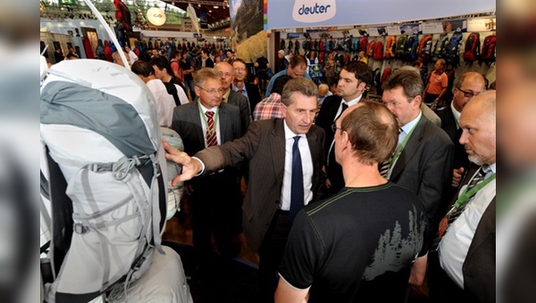 Hoher Besuch auf der OutDoor in Friedrichshafen: Der württembergische Mintisterpräsident Günther Oettinger informiert sich am Stand von Deuter.