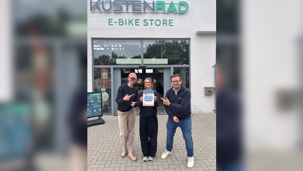 Hermine Burow, Antonia Schmidt und Maximilian Schay präsentieren ihr Messe-Konzept.