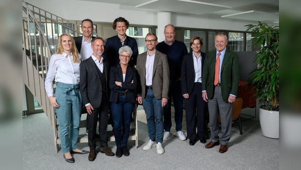 Die Aufsichtsratsmitglieder und der Vorstand der JobRad Holding SE kommen in Freiburg zusammen (v. l. n. r.): Ulrike Wehry, Reiner Heine, Andreas Henke, Holger Tumat, Dr. Barbara Mayer, Ulrich Prediger, Ralf Kindermann, Bettina Curtze, Ernst Spaett.