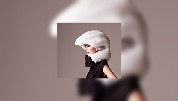 Der Helm-Airbag ist zunächst im Kragen versteckt und entfaltet sich bei einem Aufprall zur wahren Größe