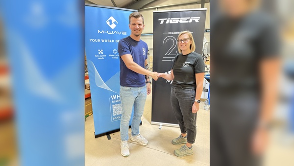 Foto: Messingschlager -Von rechts: Rebecca Cameron (CEO Tiger Cycles) und
Christoph Helmrich (Director Marketing & Sales)