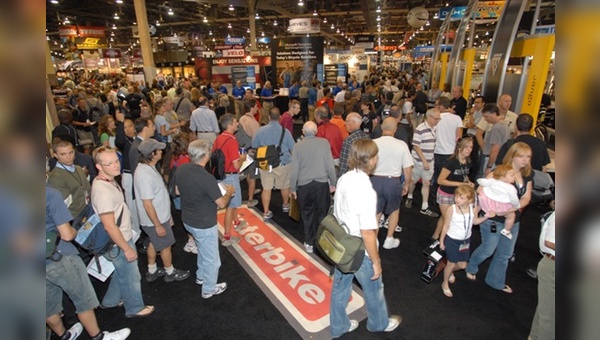 Mit ausgebuchten Messehallen ist die Interbike auch in diesem Jahr wieder sehr erfolgreich. Dennoch überlegt der Veranstalter den Termin der Messe ab 2011 zu verlegen.