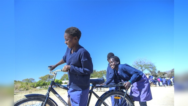 Ein Fahrrad bringt Menschen nicht nur zum Lachen, sondern hilft auch unmittelbar, die Lebensqualität zu verbessern.