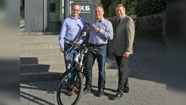 Als 100. „JobRadler“ erhielt Christian Schulte (Mitte) eine SKS-Standpumpe vom JobRad-Beauftragten Christoph Hillebrand (l.) und Personalleiter Josef Levermann (r.).