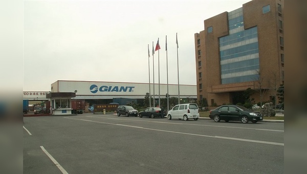 Bis 2016 soll der bisherige Firmenhauptsitz (rechts) von Giant in die Produktionsanlage (hinten) integriert werden.