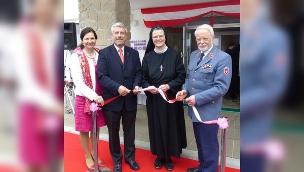 Anne und Bernhard Lange, Sr. Caelina Mauer und Edmund Baur (v.l.) bei der Eröffnung von Fujinosono