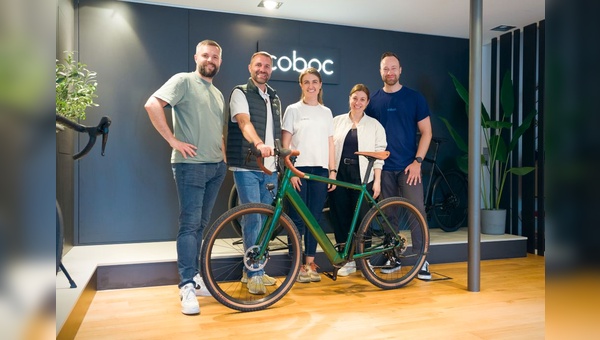 Foto: Coboc - Thilo Lenz (Werkstattleiter Lenz E-Bikes), Eric Lenz (Geschäftsführer Lenz E-Bikes), Annalena Horsch (Geschäftsführerin Coboc), Verena Lenz (Verkaufsleiterin Lenz E-Bikes) Frederic Koecke, (Außendienst West bei Coboc)