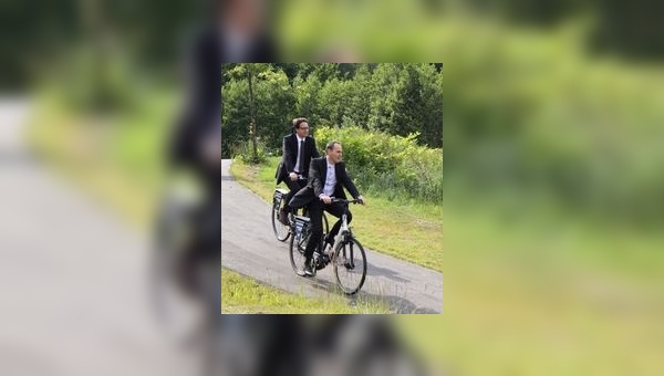 Derby-CEO Mathias Seidler auf dem E-Bike mit seinem Gast Dr. Stefan Birkner