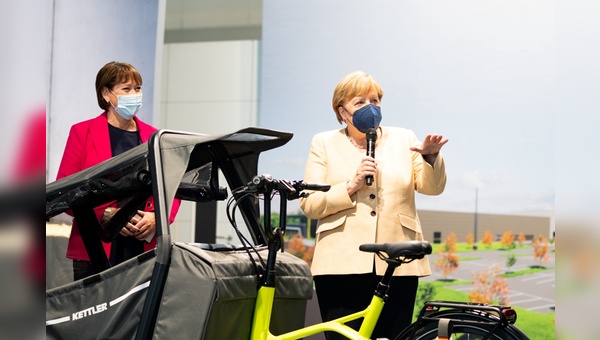 Bundeskanzlerin Angela Merkel am Messestand von Kettler