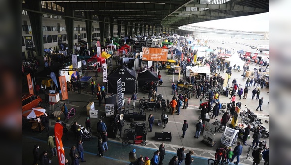 Fahrradmesse am alten Flughafen Tempelhof in Berlin