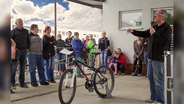 Prokurist Michael Kaiser moderierte eine Fahrradversteigerung