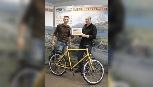Thilo Kaufmann ist der glückliche Gewinner eines hochwertigen Rades "Made in Germany", das er kürzlich aus den Händen von Christoph Schleidt, Marketing-Mann bei Ortlieb, in Empfang nehmen konnte.