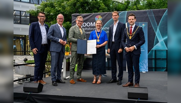 Foto: Carlos Albuquerque - Das Kuratorium der Goldenen Blume von Rheydt (von links nach rechts) mit Antje von Dewitz:  Friedhelm Lange (Marketing Gesellschaft Mönchengladbach), Ralf Grewe (Stadtsparkasse Mönchengladbach), Frank Kindervatter (NEW AG), Antje von Dewitz (VAUDE Geschäftsführerin), Jochen Burg (SMS group), Felix Heinrichs, Oberbürgermeister der Stadt Mönchengladbach