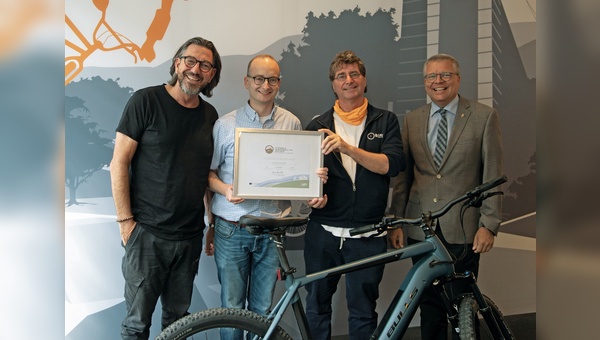 Überreichung des Zertifikats „Fahrradfreundlicher Arbeitgeber“ in Gold (v. l.): Michael Beste (Geschäftsführer), Christoph Hillebrand (Betriebliches Gesundheitsmanagement), Andreas K. Bittner (ADFC-Auditor) und Josef Levermann (Personalleiter).