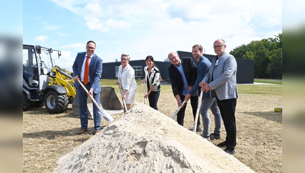 Spatenstich bei Liofit: (von links: Staatsministers Dirk Panter, Beigeordnete des Landrats Dr. Romy Reinisch, Landtagsabgeordnete Elaine Jentsch, Dr. Ralf Günther und Rico Günther, Oberbürgermeister der Stadt Kamenz Roland Dantz)