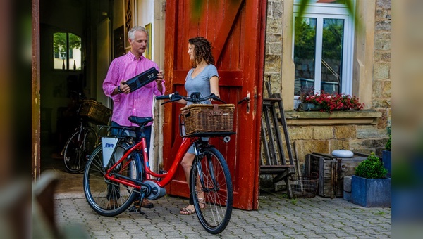 Fahrradhersteller Riese und Müller fährt beim Verleih von E-Bikes mehrgleisig. Eine wichtige Rolle, wie hier bei der Zusammenarbeit mit der Rheinhessen-Touristik, spielen jedoch stets die Handelspartner.