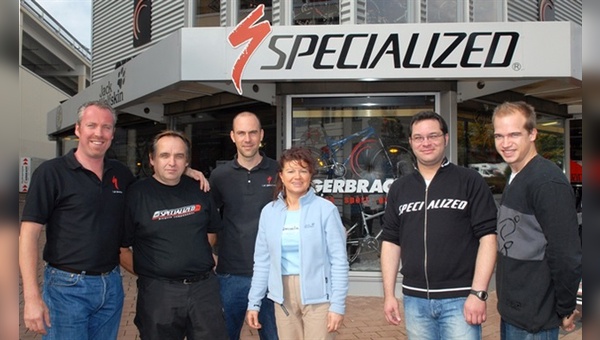 Von links nach rechts: Specialized-Europa-Chef Eugène Fierkens, Wilfried Gerbracht, Marketing-Leiter Richard Thomas, Rosi Gerbracht, Inside Sales Manager Carsten Schmidke, Mario Gerbracht