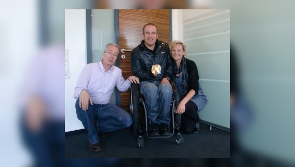 Frank Bohle (Geschäftsführer Schwalbe), Martin Braxenthaler und Manuela Zahn (Vertrieb & Marketing Rollstuhlreifen) am Schwalbe-Firmensitz in Reichshof-Wehnrath
