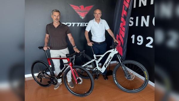 Foto: Fantic: (links)  Nicola Baggio, Leiter der Business Unit Cycling der Fantic-Gruppe und Generaldirektor von Bottecchia, rechts Costantino Sambuy, CEO der Fantic-Gruppe.