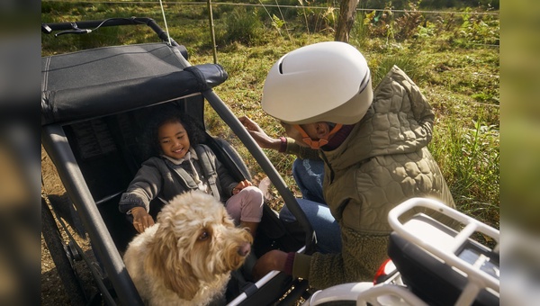 Der neue Croozer Yuuna - ein Transporter, der durch seine neuartige Vielseitigkeit die Antwort auf unterschiedlichste Transportanforderungen gibt: ob Kind, Hund oder Gepäck – man muss sich nicht mehr entscheiden.