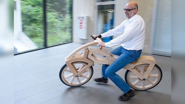 Entwickler Holger Hermanns mit der „Draisine 200.0“