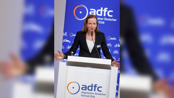 Foto: ADFC/Deckbar - ADFC-Bundesgeschäftsführerin Caroline Lodemann 