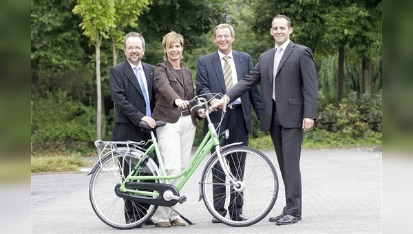 Andreas Jansen von Gazelle (rechts) präsentiert das neue Niederrhein Fahrrad