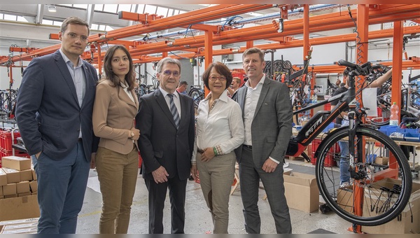 v.l. Gerold Grabner, Johanna Urkauf, Franz Leingartner, Carol Urkauf-Chen und Stefan Limbrunner - Foto: KTM Fahrrad