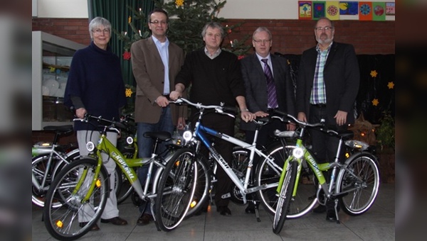 Gisela Eckstein (Konrektorin), Markus Ratermann (Derby Cycle), Günter Gronemeyer (Schulleiter), Heiner Kuper und Dr. Jürgen Vortmann (beide Bürgerstiftung Cloppenburg)