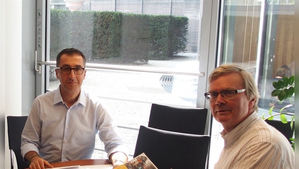 Cem Özdemir (links) mit Ulrich Fillies, Geschäftsführung der AKTIONfahrRAD gGmbH