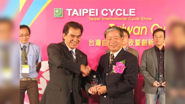 Dr David Hon nimmt den Preis in Taipei entgegen