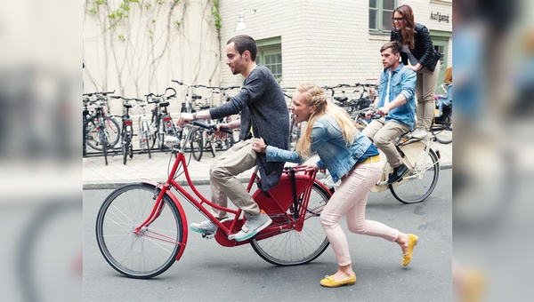 Junge Menschen auf dem Rad