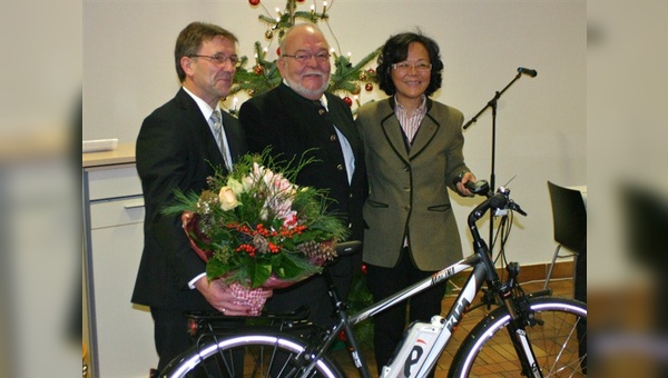 Der neue Chef Franz Leingartner (links) und Carol Urkauf-Chen verabschieden Josef Spießberger mit einem Elektrorad.