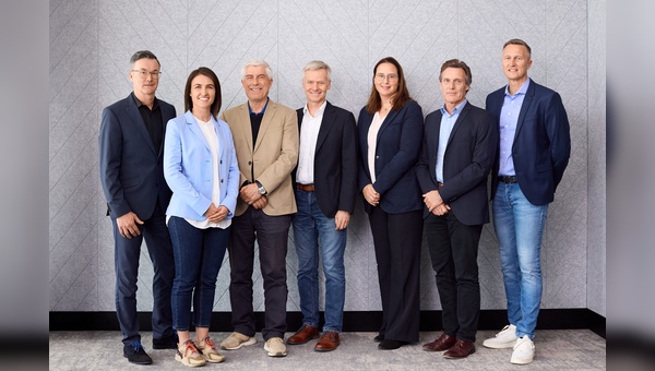 Foto: ZIV - julia-laatsch.de -   v.l.n.r. Volker Thiemann (AT Zweirad GmbH), Bernhard Lange (Paul Lange & Co. KG) und Guido Müller (Busch & Müller KG) 



 

Pressebild | ZIV-Vorstand

v.l.n.r. Claus Fleischer (Robert Bosch GmbH – Bosch eBike Systems), Annalena Horsch (Coboc GmbH & Co. KG), Bernhard Lange (Paul Lange & Co. KG), Guido Müller (Busch & Müller KG), Britta Sieper (PUKY GmbH & Co. KG), Volker Thiemann (AT Zweirad GmbH) und Oliver Venohr (Büchel GmbH & Co. Fahrzeugteilefabrik KG) 