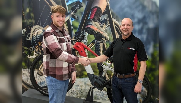 Jan Kurzer (l.), Leiter Service bei Brose E-Bike, begrüßt Peter Collard, den neuen Servicepartner für Großbritannien und Irland, im Werk in Berlin