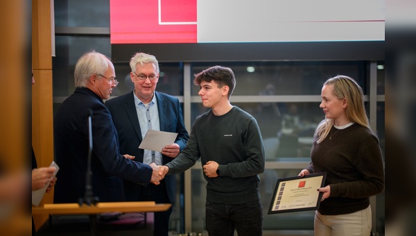 Foto: Heinrich Kalkhoff-Stiftung Übergabe des Heinrich-Kalkhoff-Preises an Till Johnsenn durch den Vorstand der Heinrich Kalkhoff Stiftung