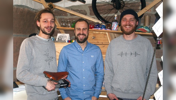 Strahlende Gesichter: Brooks Brand Specialist, Constantin Bosch (m.), mit Sebastian Meyer (l.) und Christopher Tuma (r.) bei der Auszeichnung in Stuttgart.