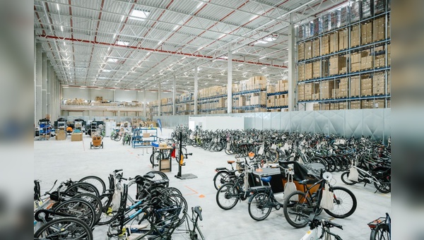 In den Werkstätten werden gebrauchte E-Bikes wieder aufbereitet und für den Wiederverkauf vorbereitet.