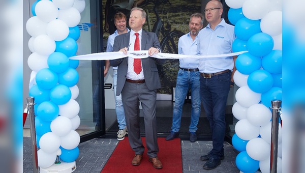 Ad Roest eröffnet den Showroom von EBIKE • DAS ORIGINAL in Venlo im Hintergrund links: Rob Laarman (Gesellschafter und Verkaufsleiter EBIKE-Factory B.V.), hinten rechts: John Vermeulen (Hauptgesellschafter EBIKE-Factory B.V.,) vorne rechts: Ronald Breeman (Gesellschafter und Betriebsleiter EBIKE-Factory B.V.)