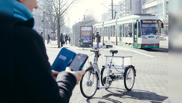 Das autonom fahrende E-Trike lässt sich per Smartphone-App bestellen.