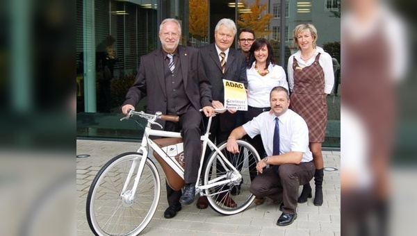 Dr. August Markl und Herbert Behlert, den Gewinnern des ADAC Tourismuspreises Bayern 2011, Franz Mayer von additive bikes sowie Maria Perreiter und Wolfgang Kornfeld vom Chiemgau Tourismus e.V. (v.l.)