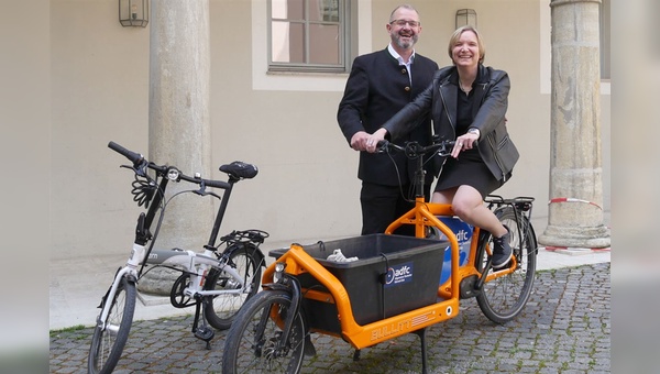 Armin Falkenhein übergibt den Vorsitz beim ADFC Bayern an Bernadette Felsch.