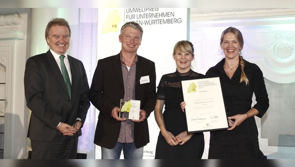 Bei der Preisverleihung (v.l.): Franz Untersteller (Umweltminister), Torsten Kamp (Vaude), Anika Mauz (Vaude), Antje von Dewitz (Vaude Geschäftsführerin)