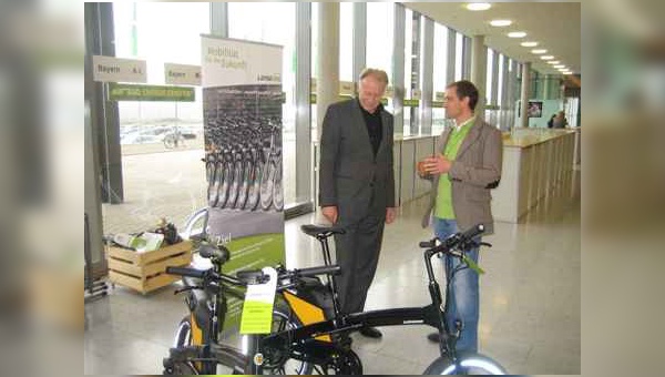 Ulrich Prediger weiht Jürgen Trittin in die E-Bike-Technik ein