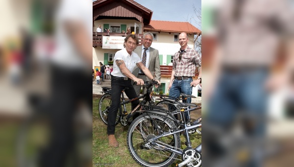 Ralf Puslat übergibt zehn Räder an Peter Maffay. Der Starnberger Puky-Händler Jens Baier (rechts) bietet der Stiftung für die Zukunft technische Unterstützung an.