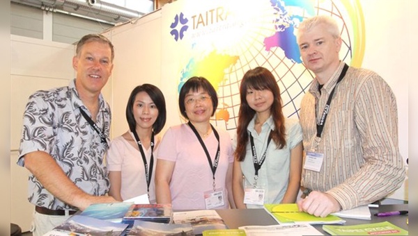 Jo Beckendorff (links) und Tom Kavanegh (rechts) produzieren künftig auch Tagesausgaben auf der Taipei Cycle Show. In der Mitte: Andrea Wu (Taitra), Lih-Fen Her (Bureau of Foreign Affairs, Taiwan), Rebecca Lee (Taitra)