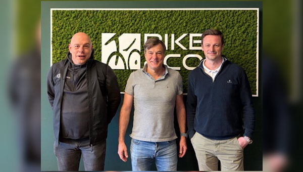 Foto: DiBike - Vertragsunterzeichnung bei BIKE&CO in Verl (v. l. n. r.): Carsten Büttner (BIKE&CO), 
Nick Becker (DiBike), Georg Wagner (BIKE&CO). 
