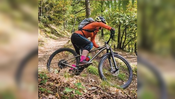 Mit dem richtigen Rucksack bleibt selbst in Kurvenlage alles an Ort und Stelle.