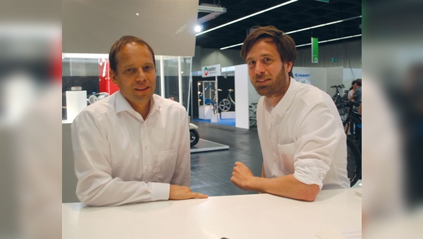 Christoph Bantle (links), hier mit Vertriebsingenieur Sven Bernhardt, setzt bei Brose auf das Zusammenwirken von Automotive- und Fahrradkompetenz.