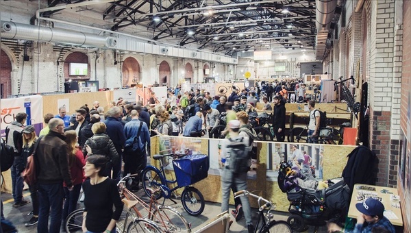 Gut gefüllte Messehallen am Gleisdreieck in Berlin.